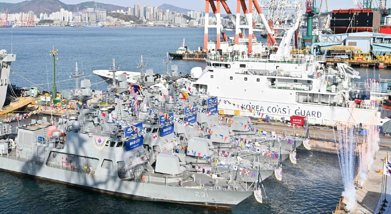 韩国也造"小舰扛大炮"巡逻艇！标准排水量230吨，却配备：1门76mm主炮（通常