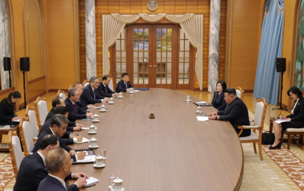 朝鲜的金正恩会见中国代表团，会议室形式富有朝鲜特色。朝鲜一侧，只放了两把椅子，朝