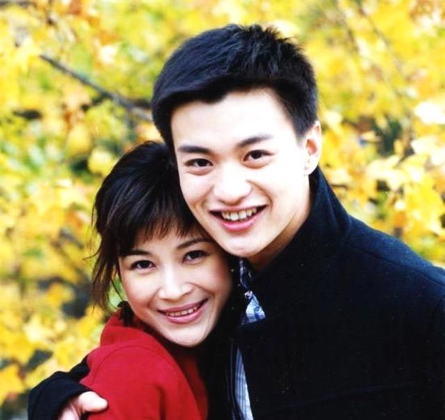2011年，身家50亿的温州首富周旭辉，看上了“李云龙老婆田雨”饰演者童蕾，在金