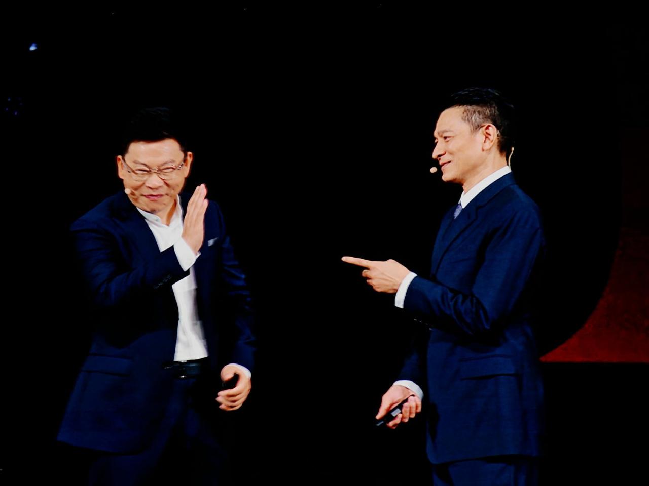 鸿蒙智行和华为体验店很多汽车销售就是混子，自己业务不熟悉，介绍车辆磕磕巴巴[捂脸