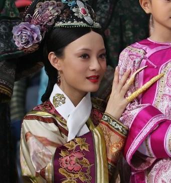 以前看宫斗剧，一直以为那些娘娘们戴长长的指甲套，纯粹是为了好看，臭美。直到今天才