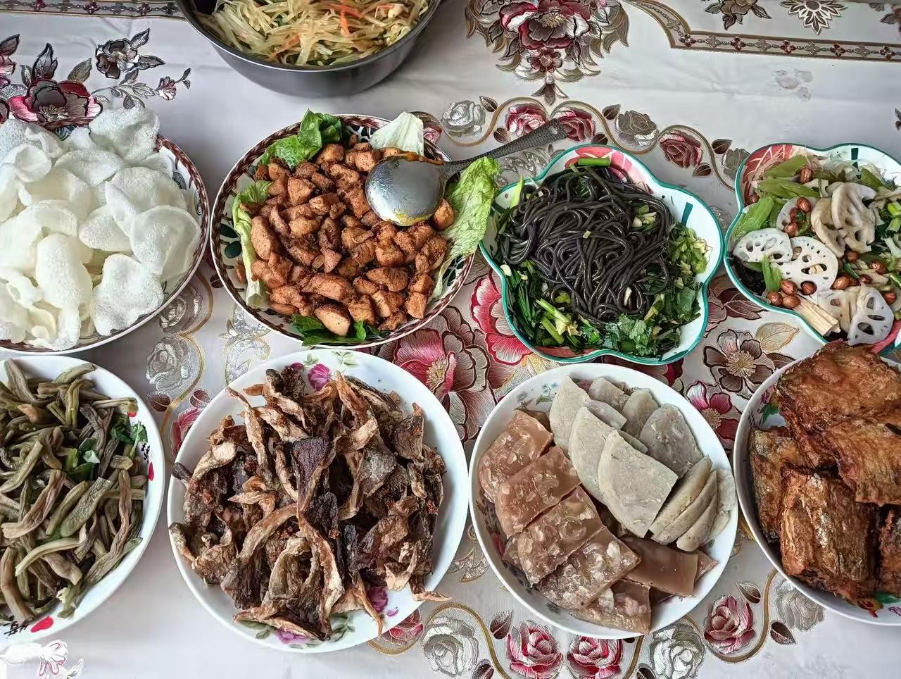 回老家24小时，胖了3斤，老家特别家是农村的，过年一定胖三斤，结婚30年，年年