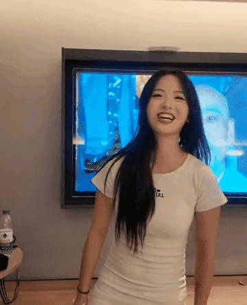 姑娘笑得这么开心，是因为后面的唐僧肉可以吃吗？