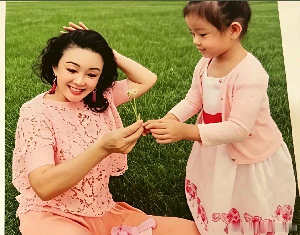 大S怎么都没想到，她去世后，最终真心守护她这对儿女的是张兰女士，比她娘家那些亲戚