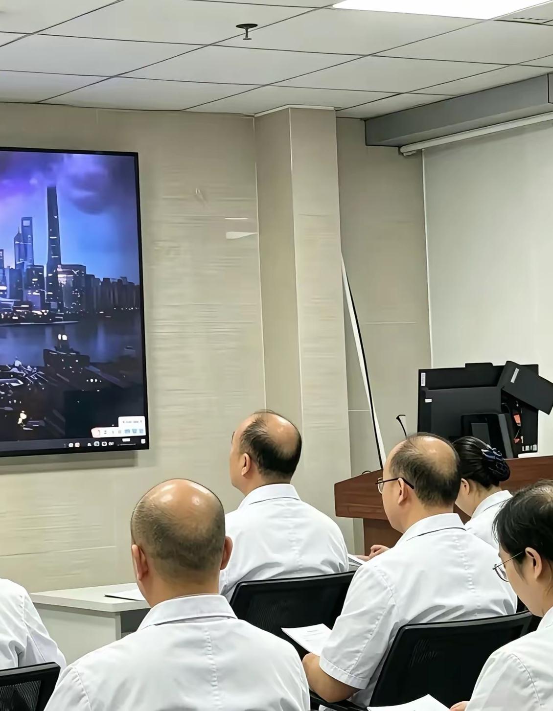 10个男人9个禿，你们发现了没有男人一旦上了50岁以百分之九十的男人都秃顶了，他