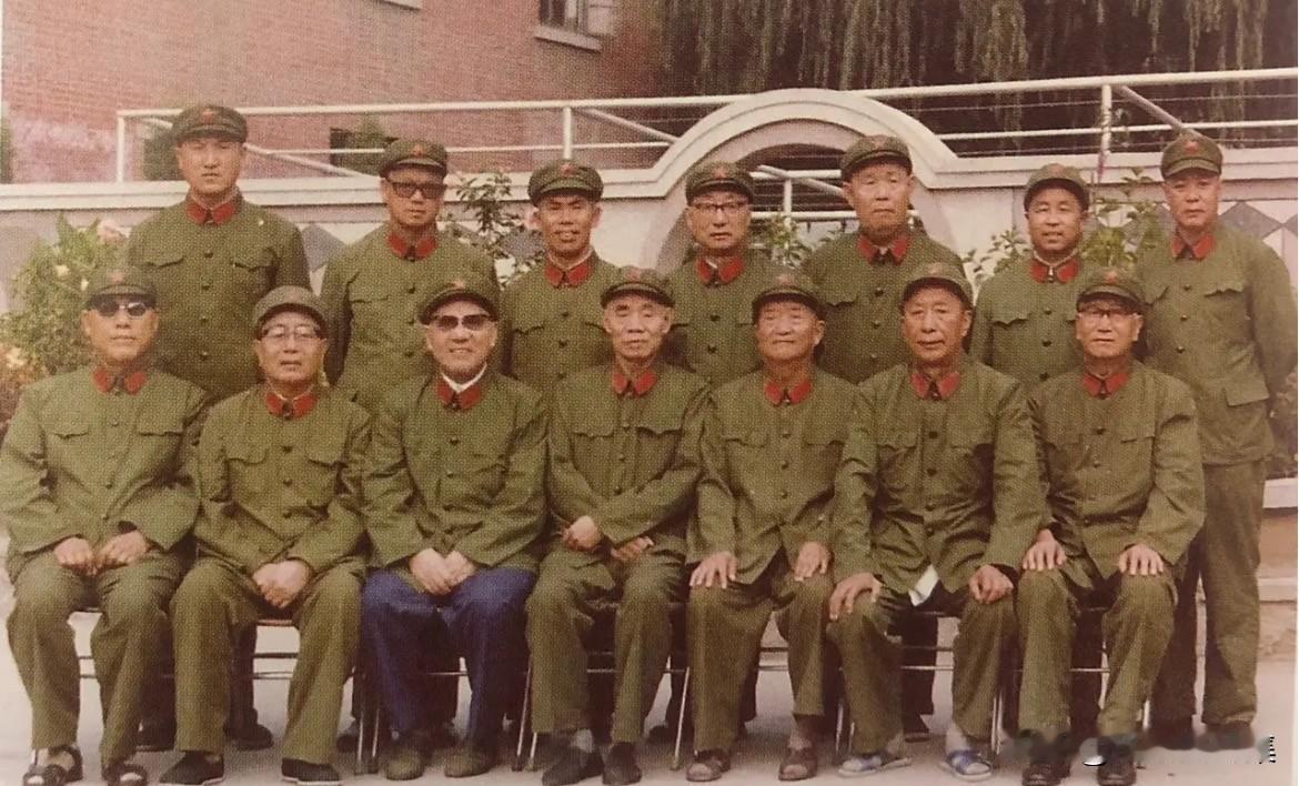 1984年7月31日参加解放军115师组建45周年庆祝活动的历任师长、政委合影。
