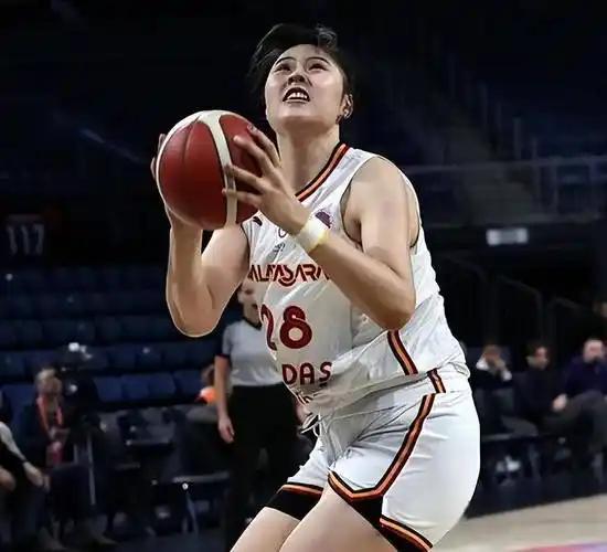 说句不中听的大实话：总有人嫌李月汝在WNBA打轮换不如回国赚大钱，可现实是，人家