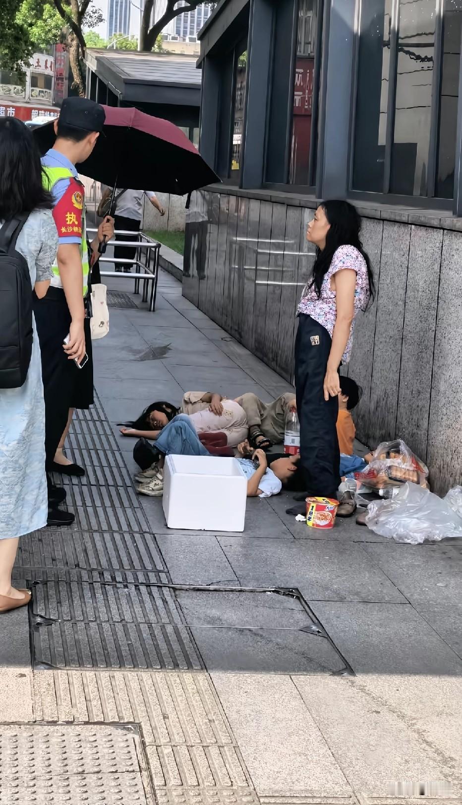 有警察在的话,查一下就清楚是不是人贩子了