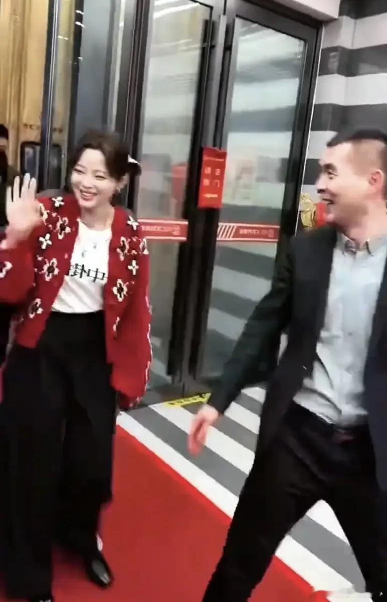 辛芷蕾现身鹤岗参加活动偶遇舅老爷打招呼喜剧效果拉满11月14日，辛芷蕾回老家鹤