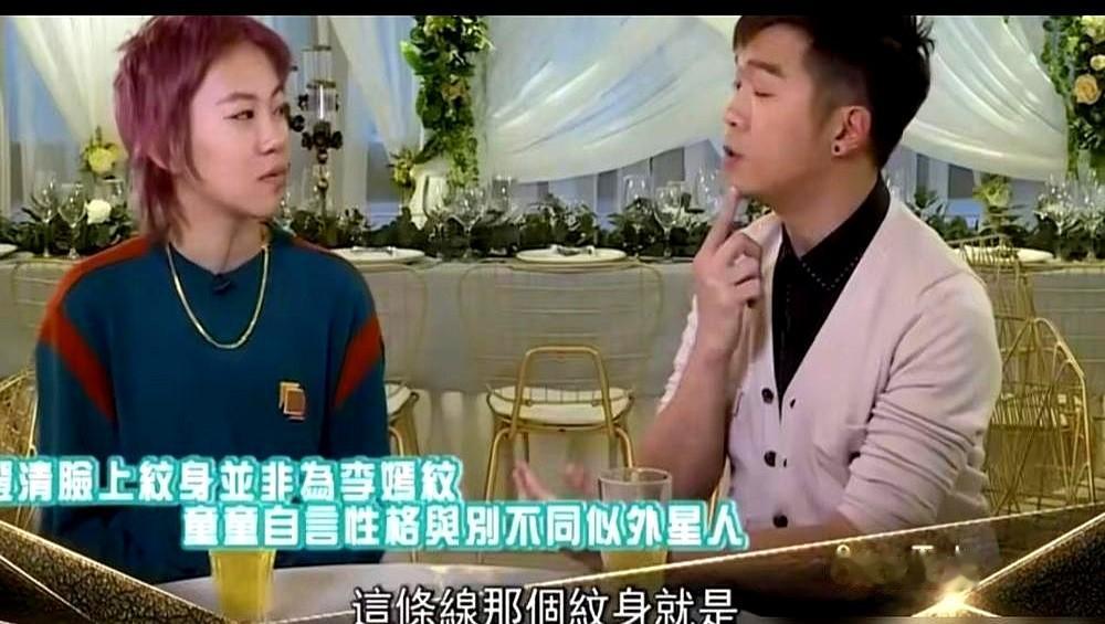 王菲女儿窦靖童那条纹身，骗了我们十年。当年，她从下巴到锁骨纹了条黑线，所有人