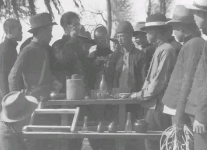 1943年，地下党员李振远遭遇日军检查，眼看身份就要暴露，他两岁的女儿跑了过来：