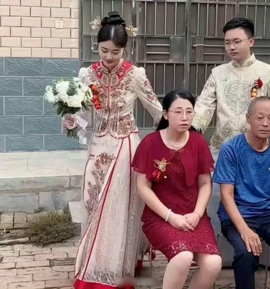 这婚结的，唯一高兴的只有新娘​​​