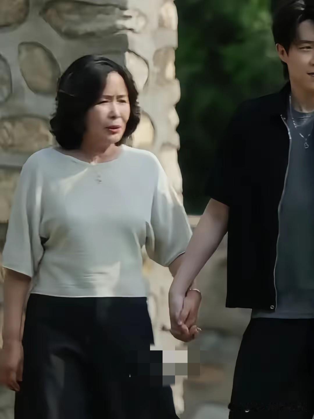 这么大儿子出门还拉着妈妈手的真的不多，王楚钦是一个孝顺的好孩子。现在的年轻人，