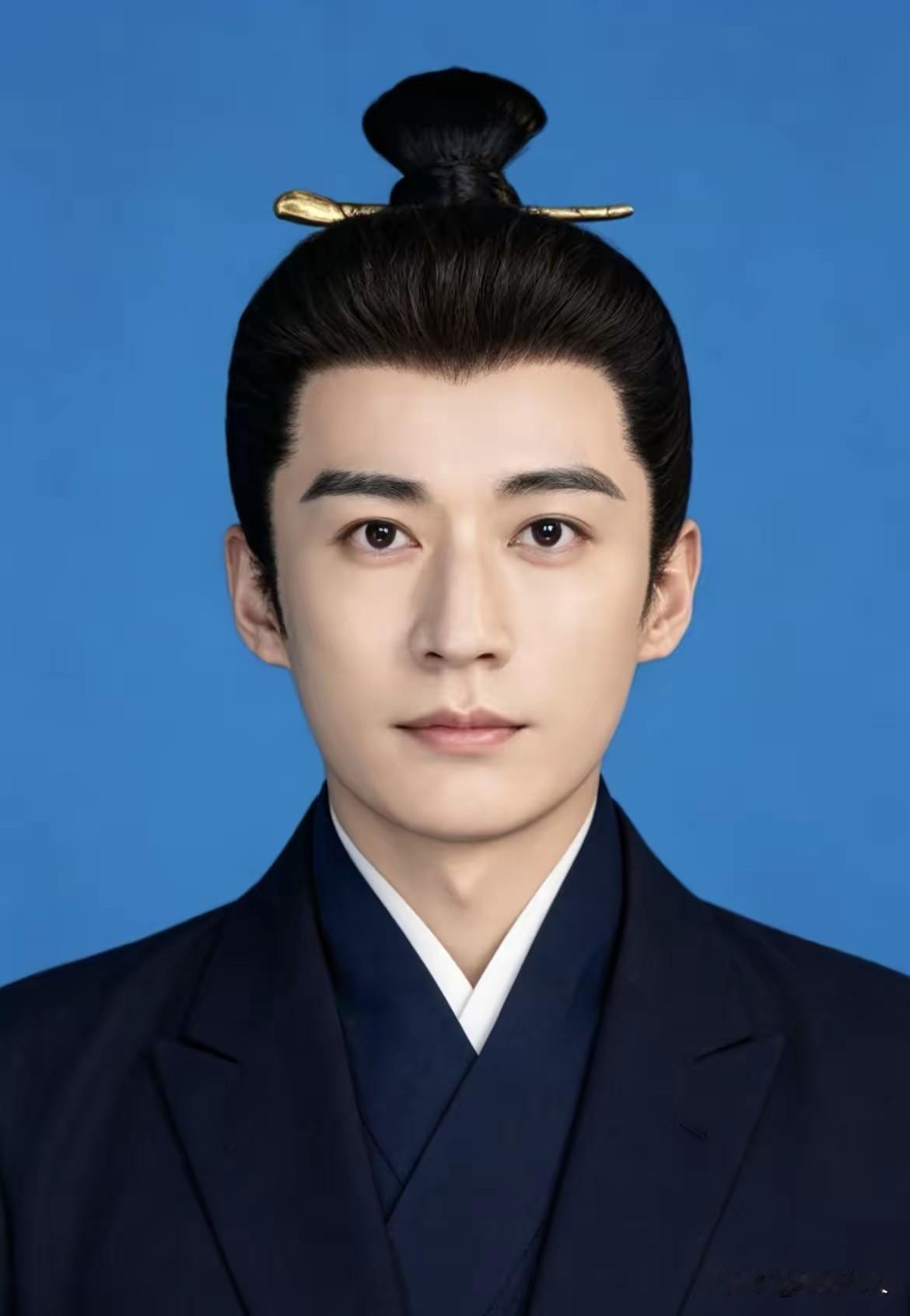我个人觉得，刘学义比陈晓还适合演古装剧。这话可能有人不同意，但你仔细看他那张