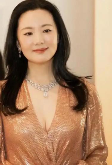 咏梅、吴越、刘琳、颜丙燕都是女演员中的天花板级！ 很喜欢咏梅，温婉大方，连我