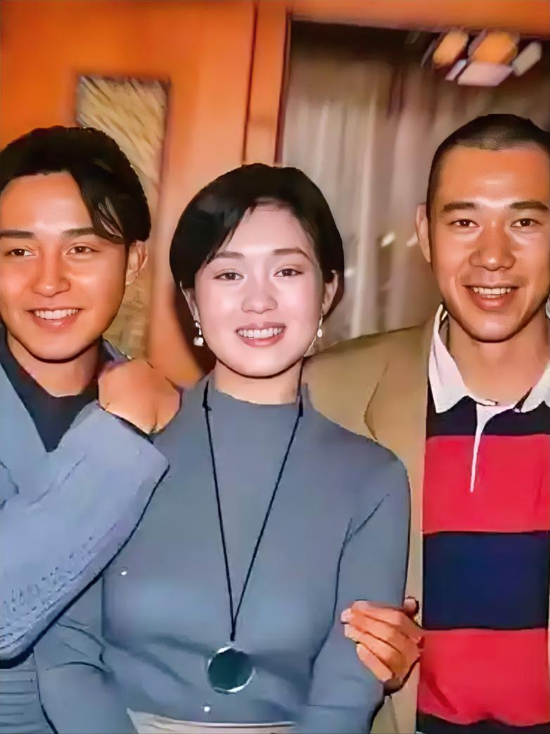 谁刷到这张1992年的合照，谁瞬间破防。36岁的张国荣，27岁的巩俐，满脸青涩明媚，正是演员最巅峰、