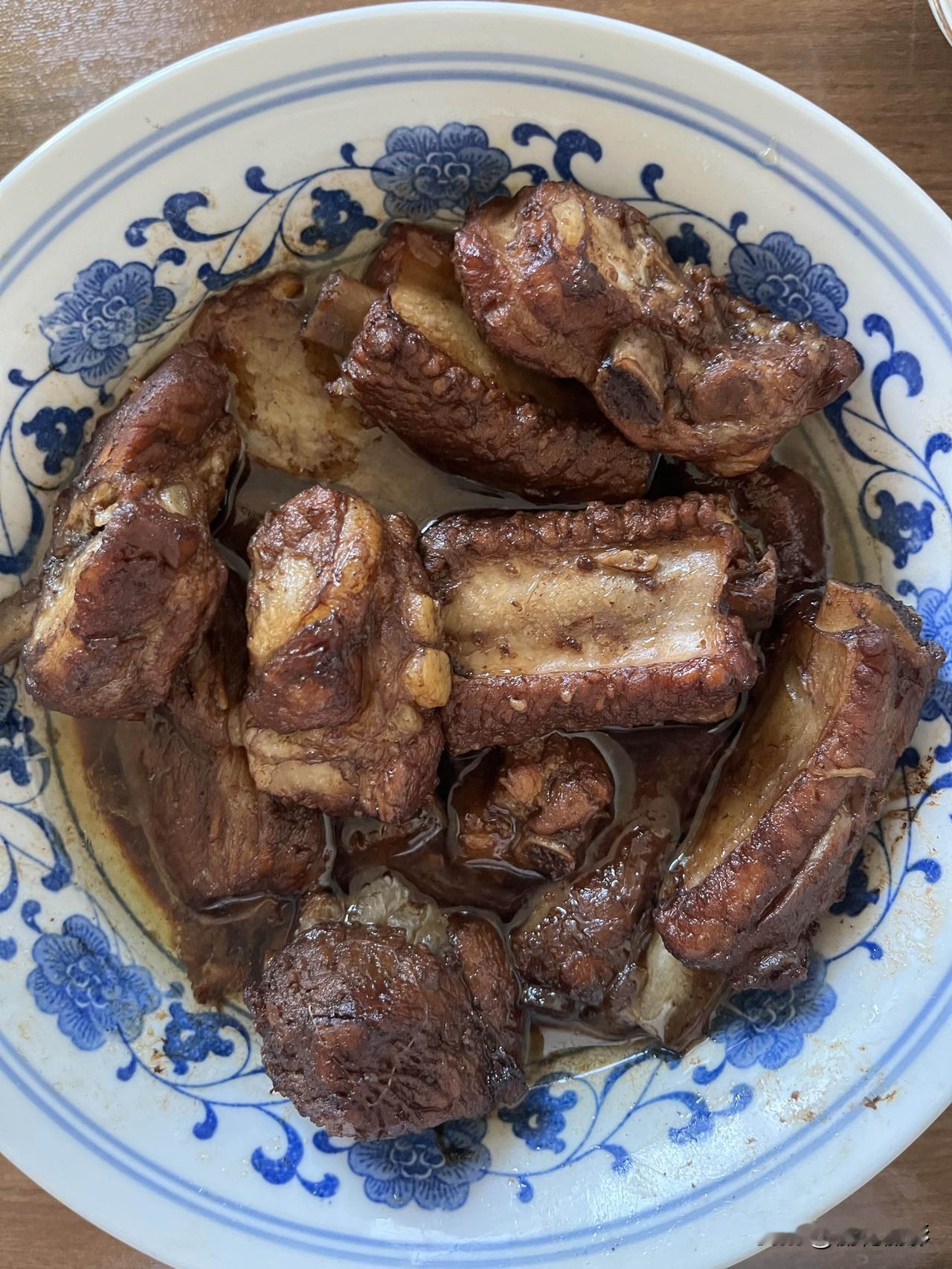好友们晚上好！秋安吉祥，晚餐愉快！今天的晚餐：素炒圆白菜红烧排骨红薯玉米
