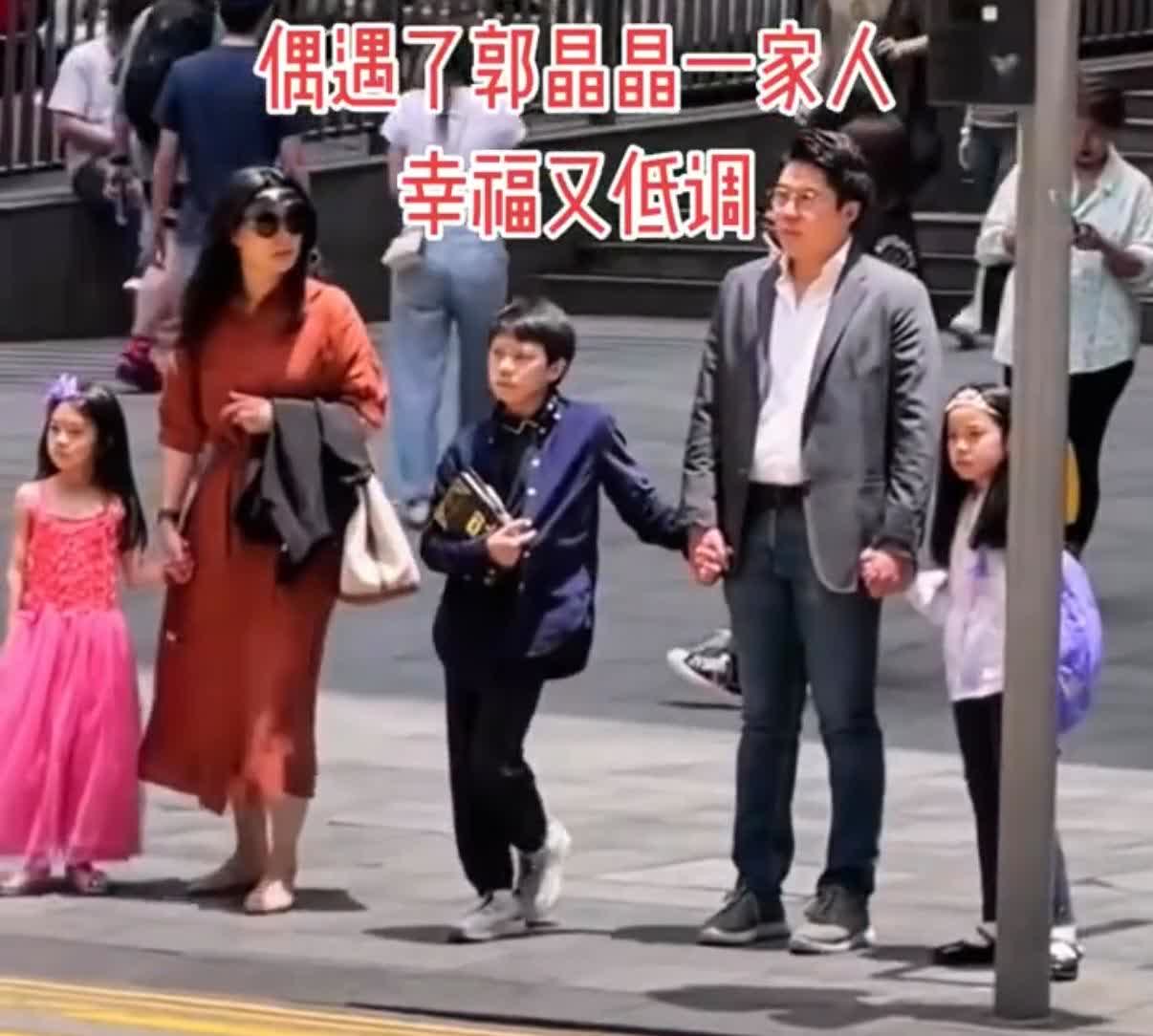 郭晶晶一家香港出行，这排场，啧啧，低调？三个娃都挺拔，大儿子简直太爷爷翻版，