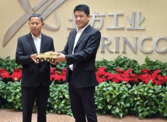 美制坦克修不起，泰国盯上中国轮式突击炮，防长亲自接模型，信号很明确。泰国国防部长