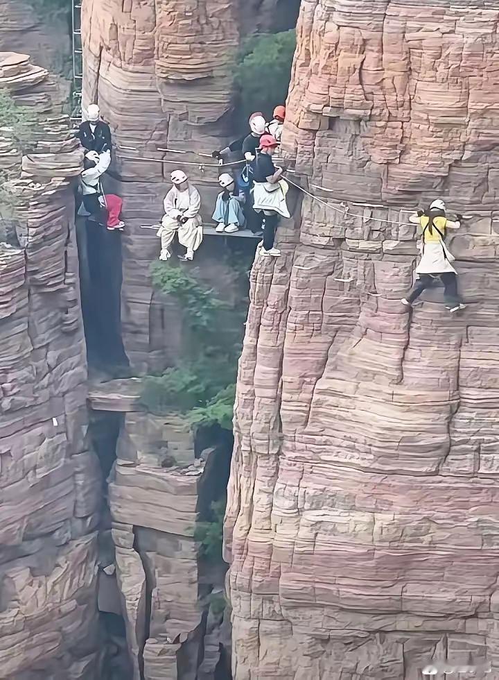 我看着悬崖峭壁上的这群人都惊呆了这哪像是出来游玩放松，完全就是拿自己的性命在冒险