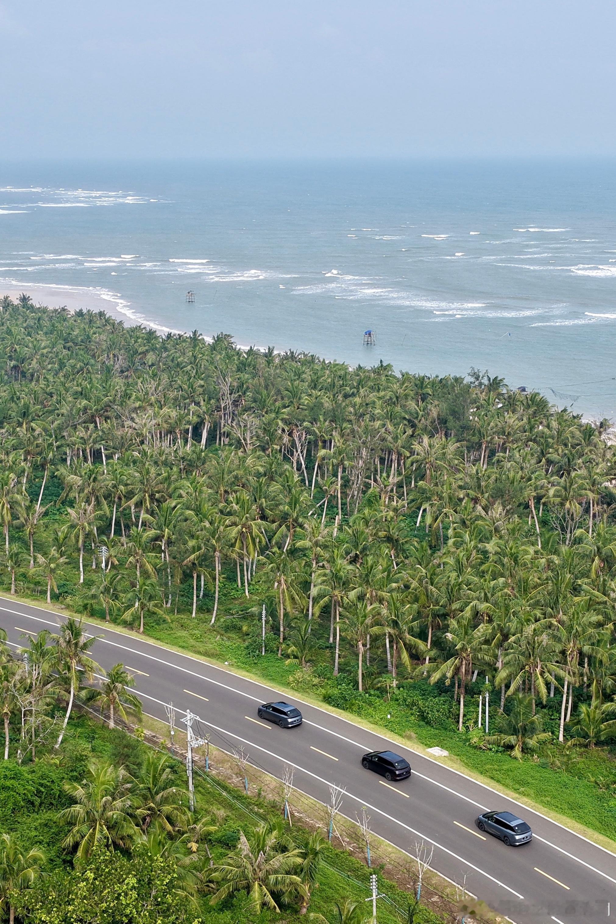 正在小鹏X9超级增程版环海南岛的路上看到这海报（没错，出发24小时了，还没跑完）