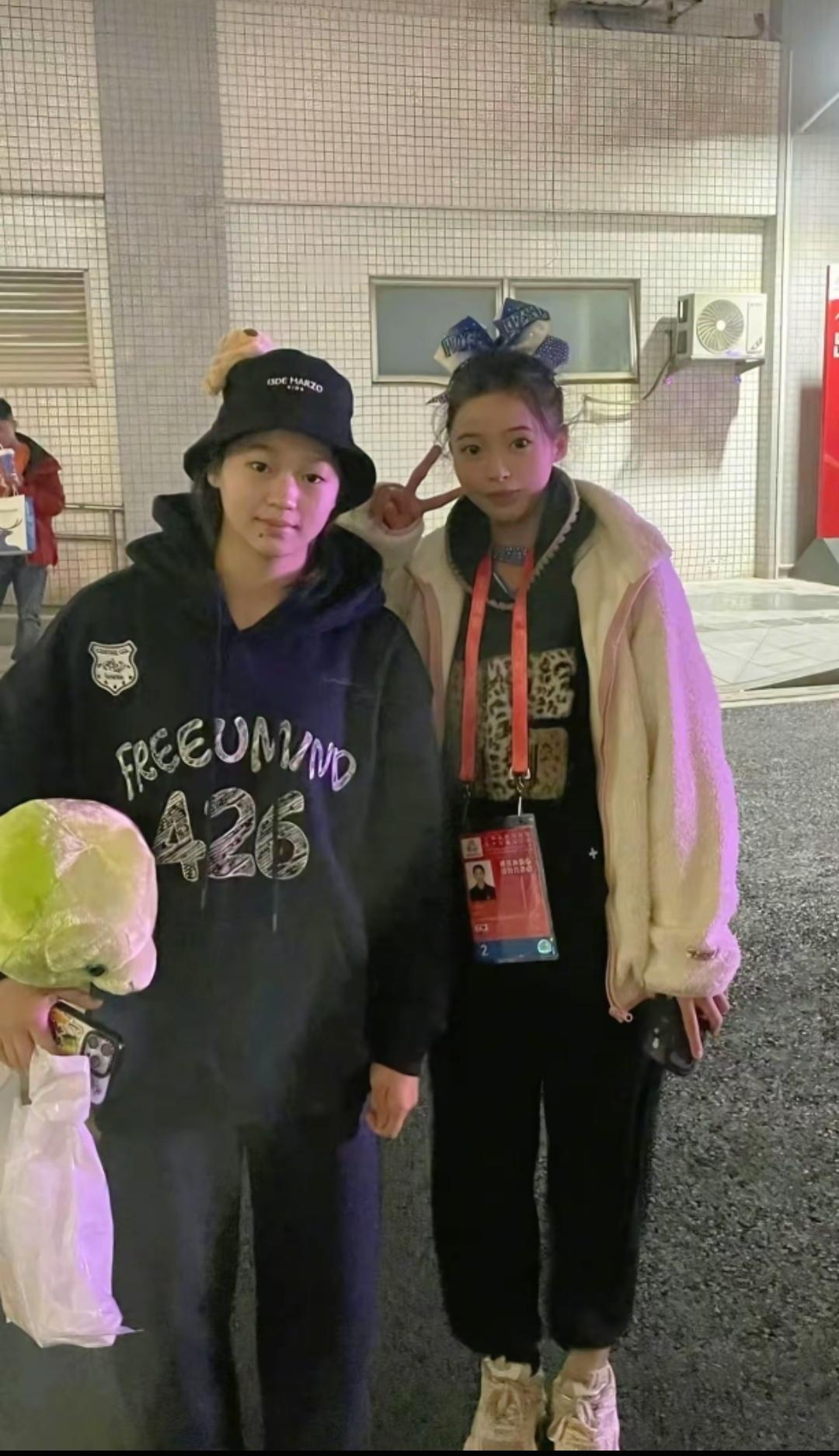 11月20日，全红婵回农村老家后，与朋友合影了，这次抽时间回家，也是见见亲朋好友