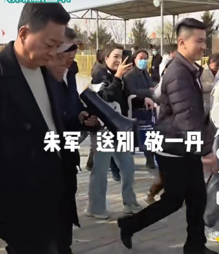 敬一丹大姐怎么也没料到，她离开央视之后，竟有这么多央视知名主持人专程来为她送行。