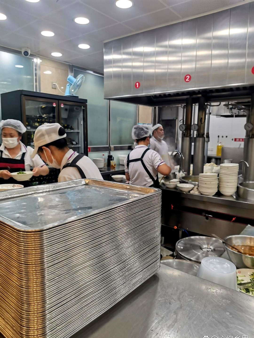 五块钱一碗老汤面，两个鸡蛋两块钱，榨菜香菜一块钱。现在还有这种价格吗？八块钱能吃