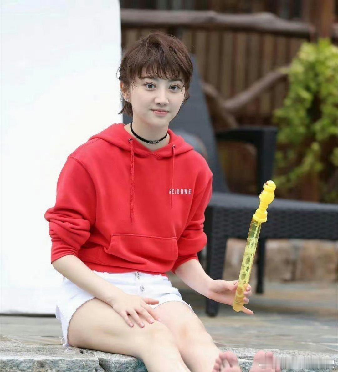 这竟然是路人镜头拍下景甜的生图，没有滤镜没有后期精修，原生状态依旧吸睛，不愧是大家口中的富贵花​