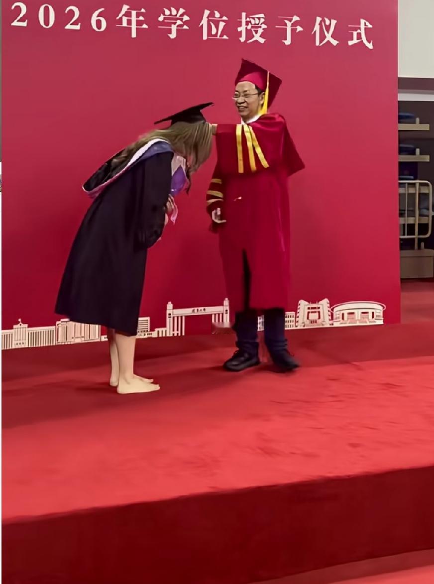 2026年情商最高的一位女大学生！不仅长得漂亮，身材好，最重要的是情商特别高，这