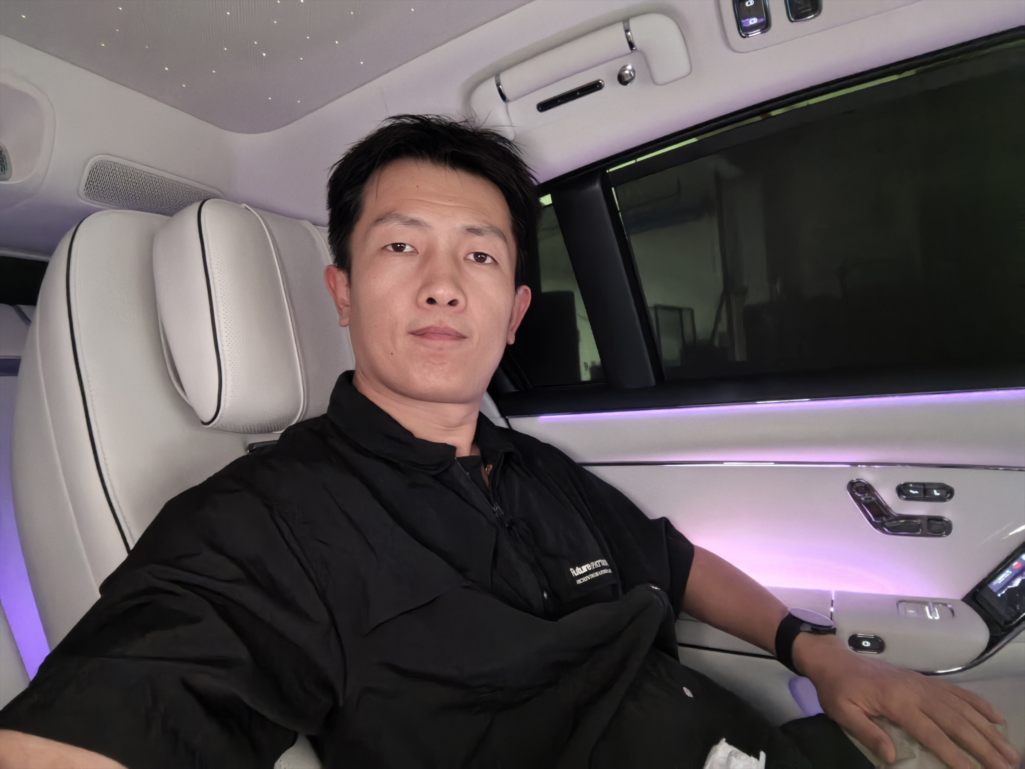 好好好尊界S800确实好，试过的都说好。一开门，车内照明灯超级亮，应该是目前车