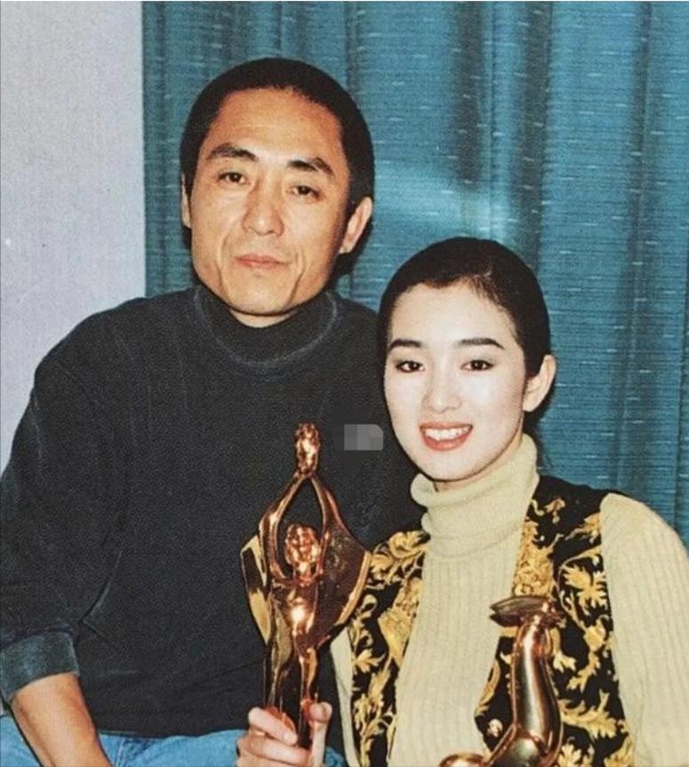 1995年，同居8年后，巩俐卑微地向张艺谋说：“结婚吧，我给你生三四个孩子！”谁