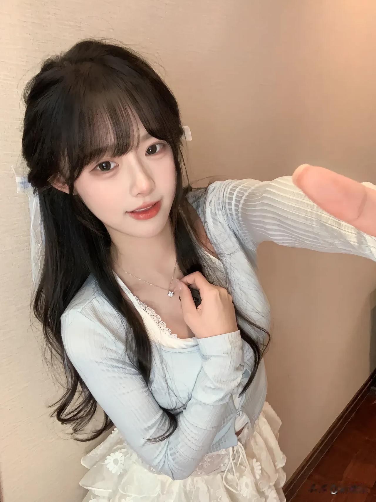 这个女生在比“耶”手势呢。