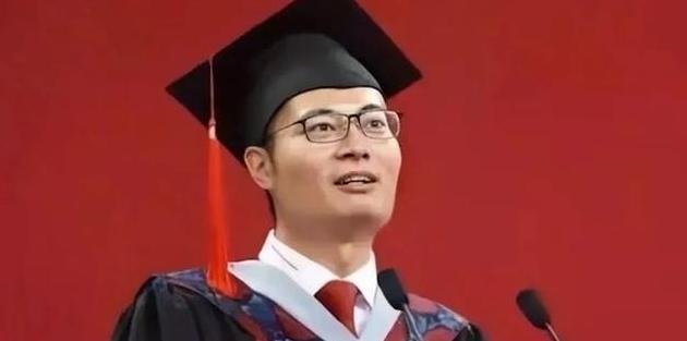 1999年，那个头顶北大博士后光环的王永强带上媳妇跑去了美国，这一走就是整整20