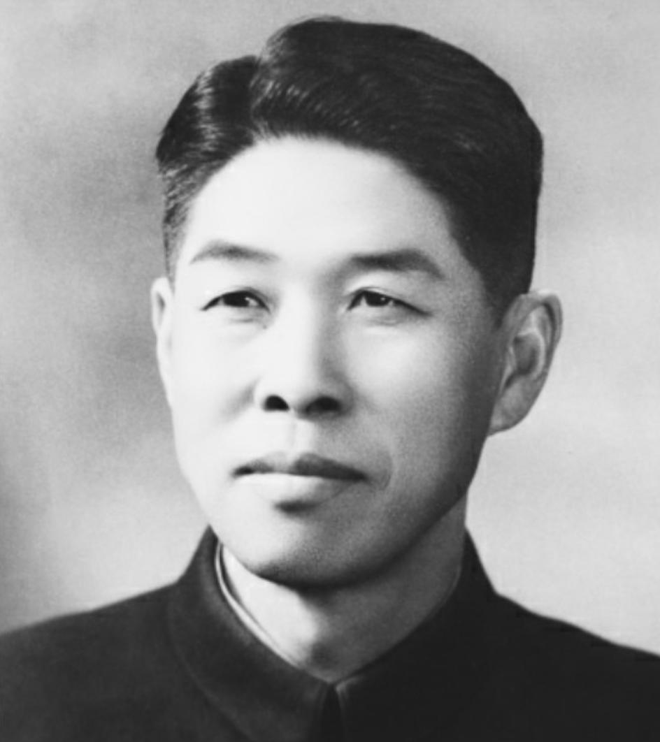 1958年，工作人员将一份上海人事调动文件交到了毛主席的办公桌上。主席翻开一看，