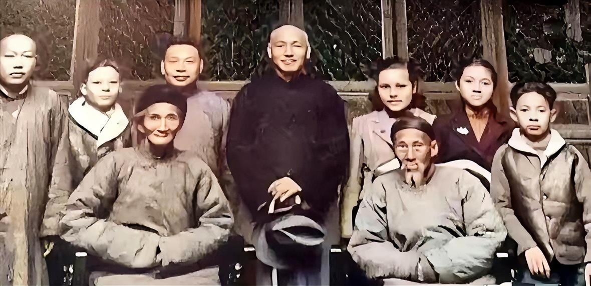 1949年4月，浙江奉化溪口，蒋介石撤离大陆前与舅父母的最后合影。蒋介石力邀二老