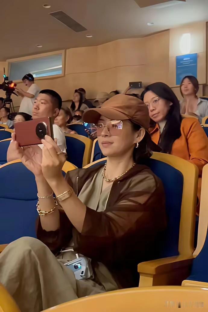 原来章子怡也去看了女儿醒醒的音乐会，只是没有和前夫汪峰合影而已。有网友拍到章