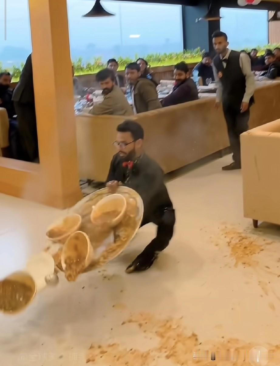 服务员耍帅翻车，整盘咖喱直接扣地上这大概是全网最想看到的“翻车现场”！