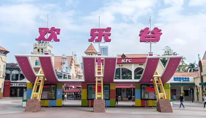 没想到深圳欢乐谷以这样的方式上了热搜，真是令人感慨。起因是景区内的女团表演被游客