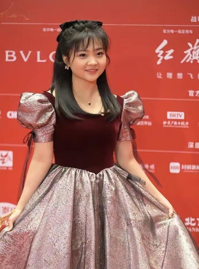 林妙可真的像是长不大的小孩。身高好像没怎么变，模样也和小时候差不多。要说最大的变