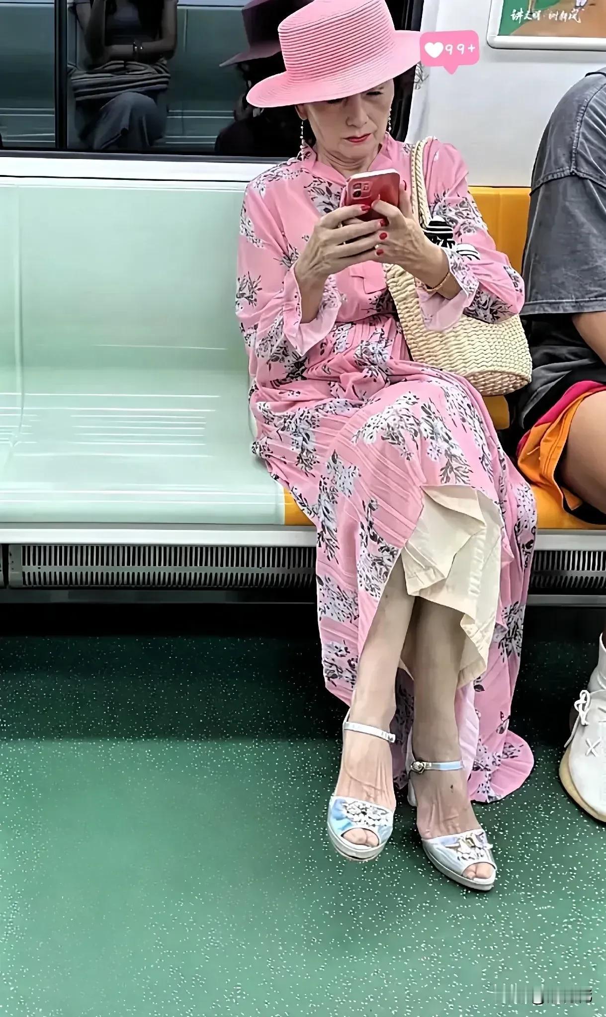 “我勒个猴唉，这老奶奶穿衣服啥都敢往身上套，小姑娘家粉红色连衣裙都敢穿。网友直呼