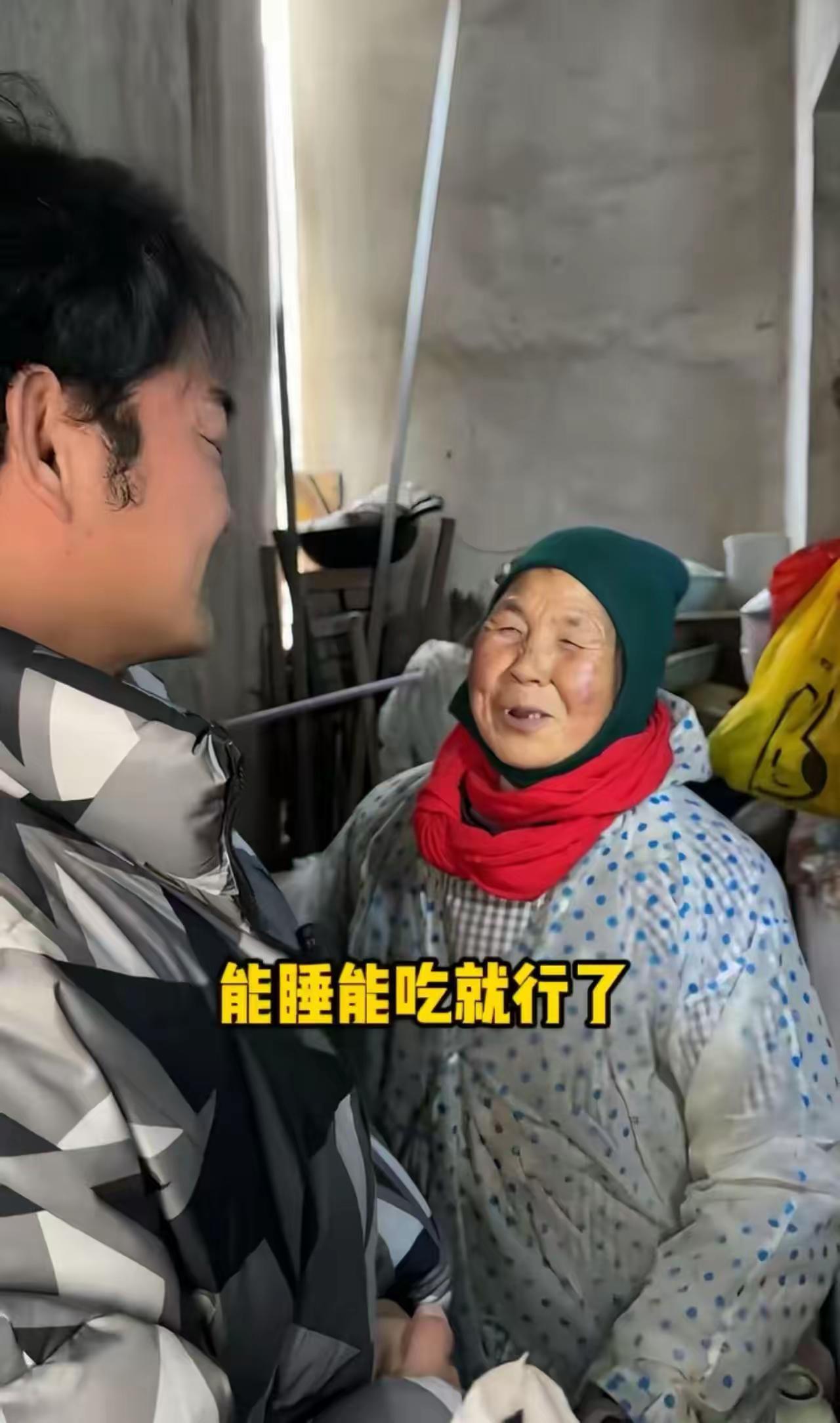 深夜捡垃圾的75岁奶奶：为孙子的未来，她弯腰无数次