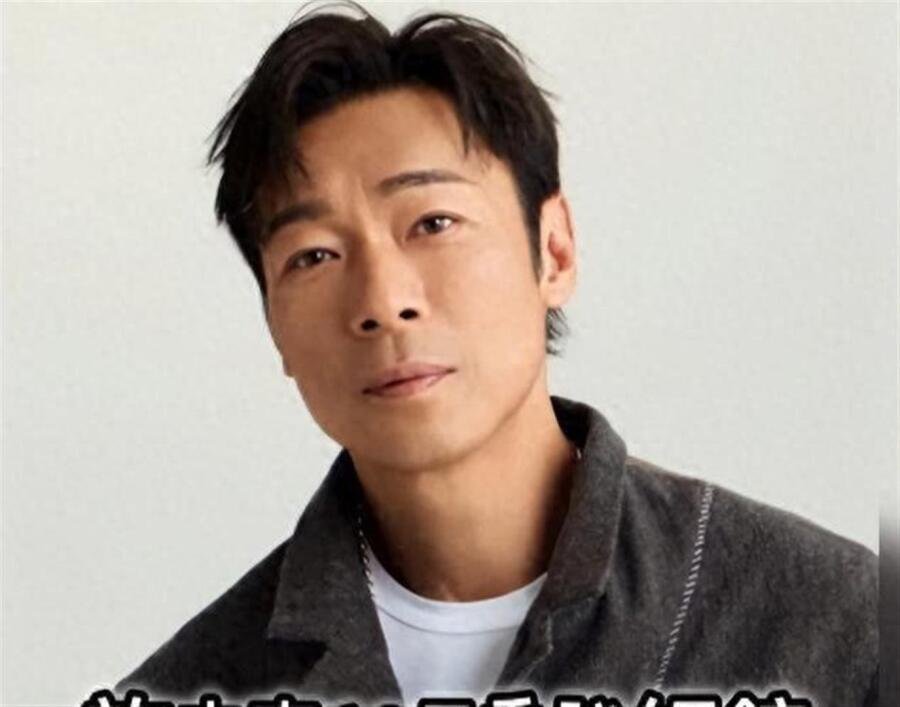 59岁许志安被偶遇，身材单薄走路佝偻，满脸褶子皮肤松弛显老