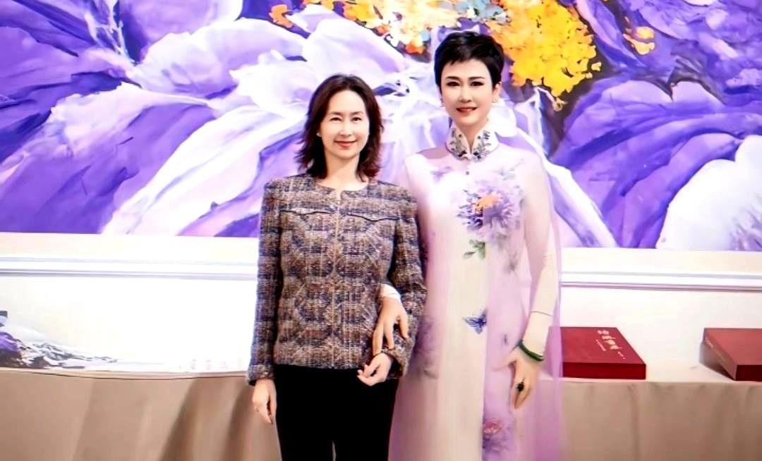 何超琼够有气质了，当她站在李小琳旁边，就显得平淡了许多！这张照片拍摄于2024