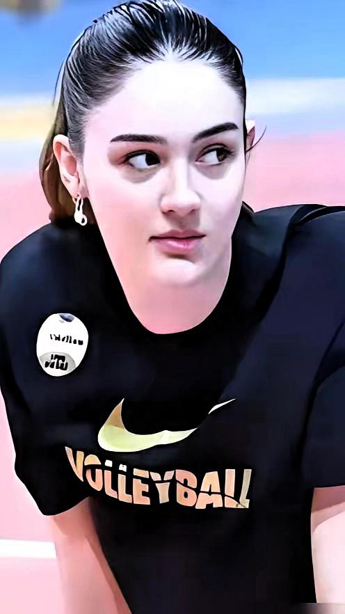 NBA巨星杜兰特，居然被一个1米97的土耳其女排姑娘迷得神魂颠倒，天天在社交平台