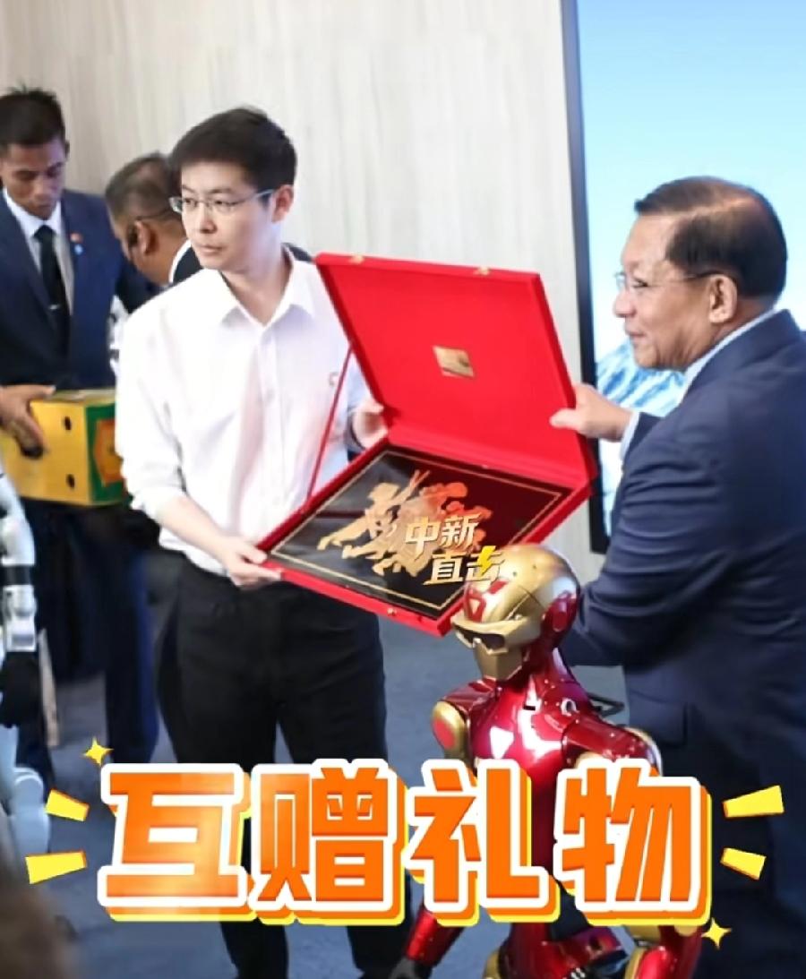 敏昂莱与王兴兴互赠礼物。王兴兴赠给敏昂莱：宇树迷你版人形机器人（春晚同款H1机