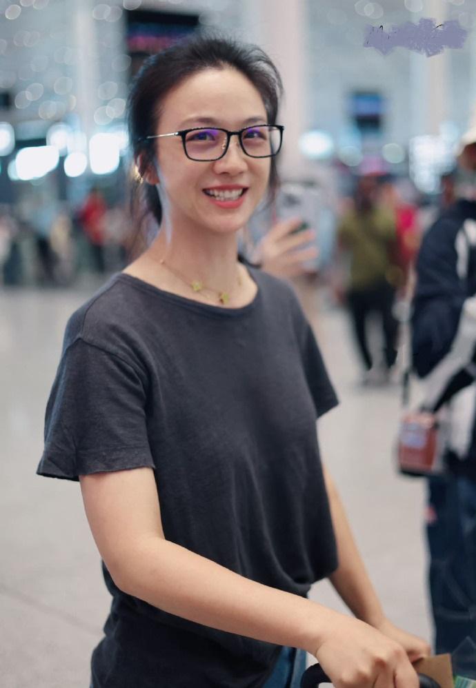 今天汤唯亮相机场，这回她准备去旅行，汤唯搭配的很简洁，不过整个人看起来格外的显年