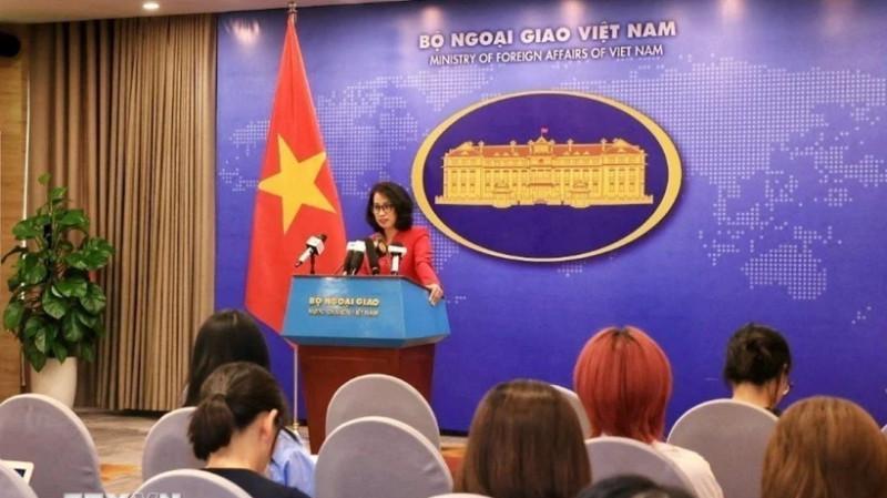 熟悉的背影！越南在很多方面都是模仿中国的越南外交部新闻发言人背后的国徽，非常明