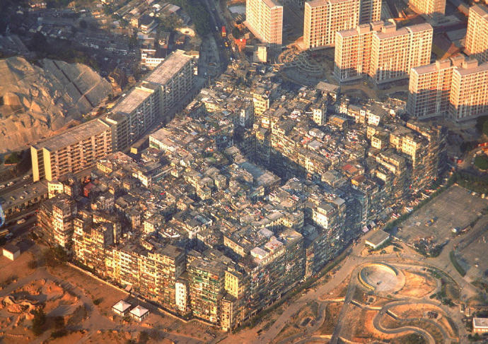 八十年代香港九龙寨城​​​​，当年著名的三不管地区。 