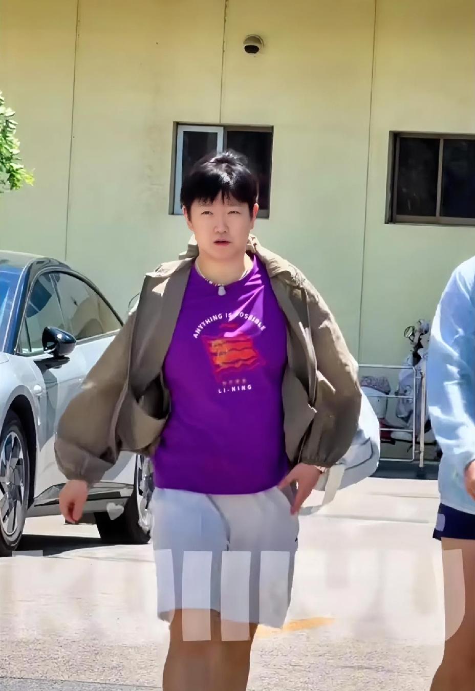 莎莎正面向我们走来，近距离的莎莎更可爱了，终于看到落地人参果了，心情瞬间好